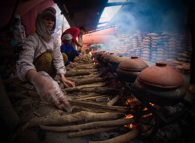 Cảnh tượng ngay lúc này tại một ngôi làng nằm ven sông Hồng: Nghi ngút khói cả ngày lẫn đêm - Ảnh 3.