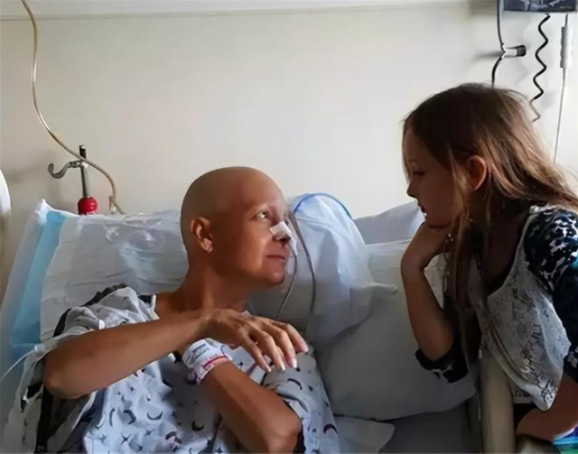 Được cứu sống l&uacute;c hấp hối, ch&uacute; chim nhỏ "trả ơn" người phụ nữ mắc ung thư theo c&aacute;ch b&aacute;c sĩ cũng ngỡ ng&agrave;ng - Ảnh 3.