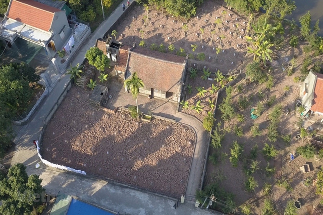 Cảnh tượng ngay lúc này tại một ngôi làng nằm ven sông Hồng: Nghi ngút khói cả ngày lẫn đêm - Ảnh 1.