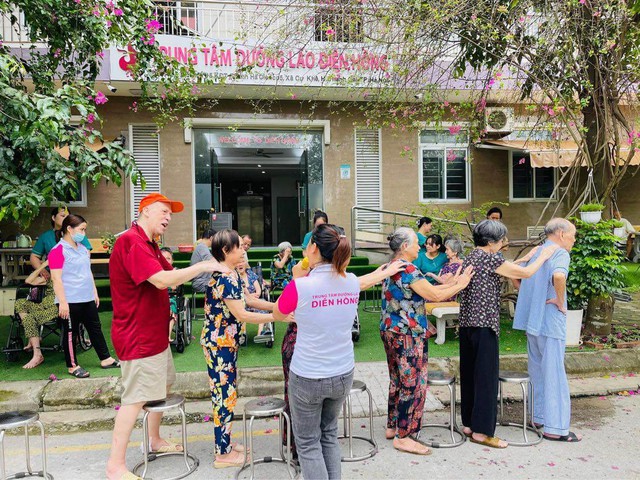 B&ecirc;n trong viện dưỡng l&atilde;o cao cấp ở Thủ đ&ocirc;: S&aacute;ng tập dưỡng sinh, chiều trị liệu, tối h&aacute;t karaoke - Ảnh 1.