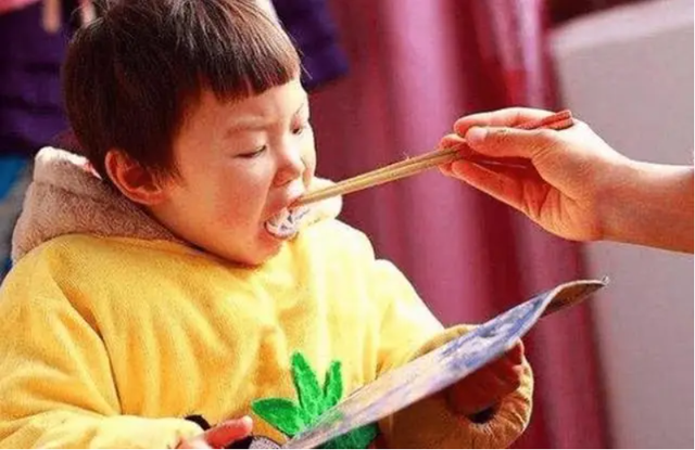 Lương hưu 28 triệu đồng, 10 năm chăm ch&aacute;u: Nh&igrave;n thấy 4 chữ trong điện thoại con d&acirc;u, cụ b&agrave; dứt &aacute;o ra đi - Ảnh 1.