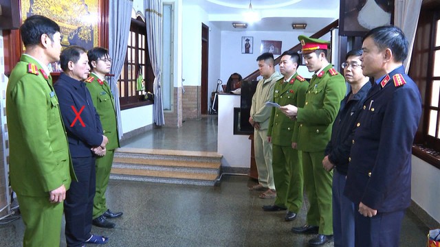 Thi h&agrave;nh lệnh bắt tạm giam gi&aacute;m đốc L&ecirc; Văn Lưu v&agrave; kế to&aacute;n Vũ Th&ugrave;y Dương - Ảnh 1.