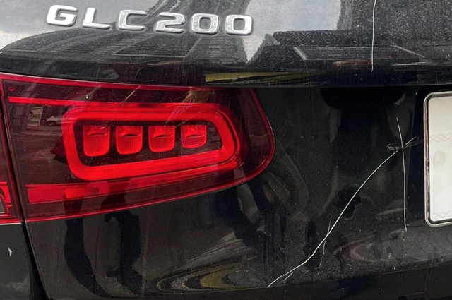 Vụ Mercedes bị đập gương, cào xước khi đỗ bên đường: Công an Hà Nội ra quyết định - Ảnh 1.