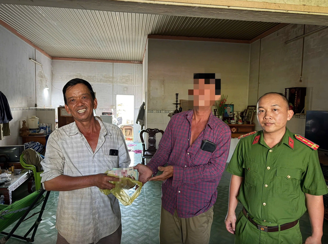 Người bán hoa bàng hoàng vì mất bọc tiền 80 triệu đúng trưa 29 Tết: Vài tiếng sau nhận tin bất ngờ - Ảnh 2.