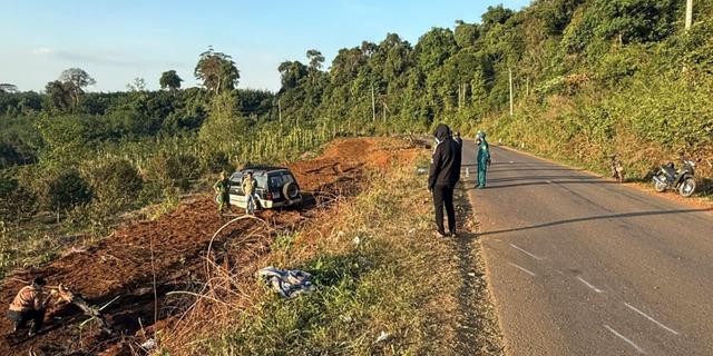Hiện trường vụ tai nạn khiến gia đình 3 người đi chúc Tết tử vong thương tâm - Ảnh 3.
