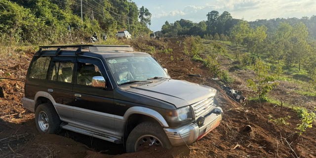 Hiện trường vụ tai nạn khiến gia đình 3 người đi chúc Tết tử vong thương tâm - Ảnh 1.