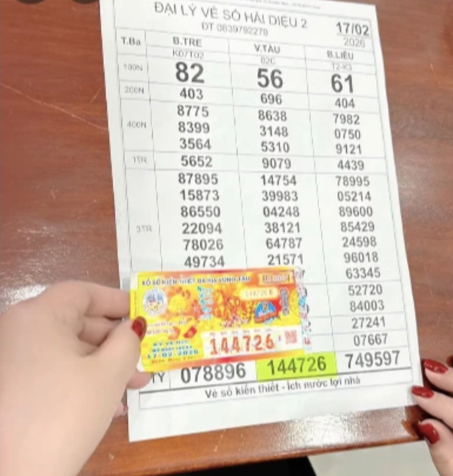 B&eacute; 3 tuổi vứt tờ v&eacute; số tr&uacute;ng độc đắc của bố ra cửa ngay ng&agrave;y Tết: Diễn biến bất ngờ sau đ&oacute; - Ảnh 1.