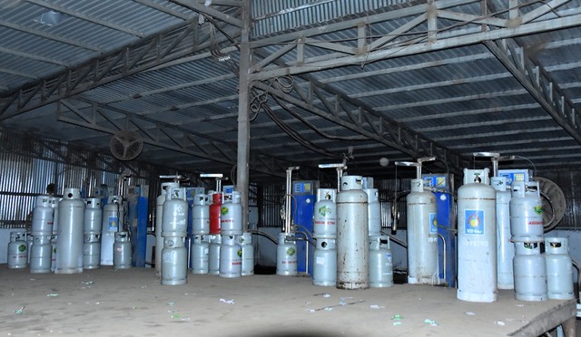 Đồng loạt khám xét 10 địa điểm trong đường dây lớn, bắt 16 đối tượng, thu hàng tấn tang vật - Ảnh 7.