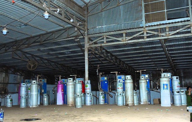 Đồng loạt khám xét 10 địa điểm trong đường dây lớn, bắt 16 đối tượng, thu hàng tấn tang vật - Ảnh 6.