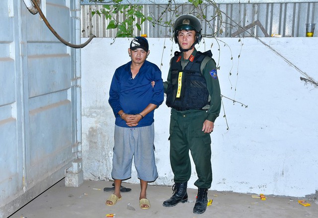 Đồng loạt khám xét 10 địa điểm trong đường dây lớn, bắt 16 đối tượng, thu hàng tấn tang vật - Ảnh 5.