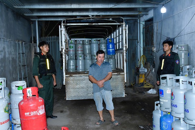 Đồng loạt khám xét 10 địa điểm trong đường dây lớn, bắt 16 đối tượng, thu hàng tấn tang vật - Ảnh 2.