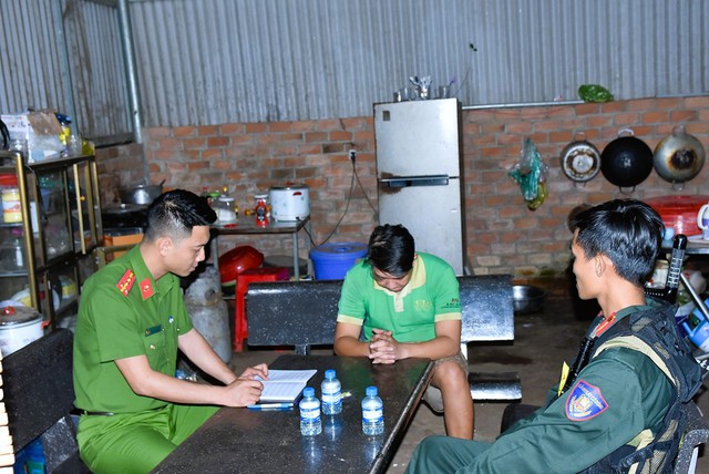 Đồng loạt khám xét 10 địa điểm trong đường dây lớn, bắt 16 đối tượng, thu hàng tấn tang vật - Ảnh 3.