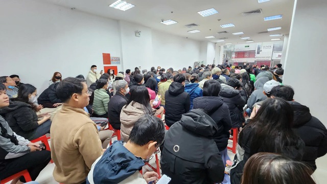 Sợ không mua nhanh thì vàng lên 200 triệu, người phụ nữ ở Hà Nội rút tiết kiệm đu đỉnh, lỗ đậm sau 2 ngày - Ảnh 3.