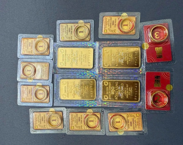 Sợ không mua nhanh thì vàng lên 200 triệu, người phụ nữ ở Hà Nội rút tiết kiệm đu đỉnh, lỗ đậm sau 2 ngày - Ảnh 1.