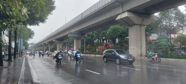 Miền Bắc sắp đ&oacute;n th&ecirc;m đợt kh&ocirc;ng kh&iacute; lạnh mới, mưa r&eacute;t trở lại - Ảnh 1.