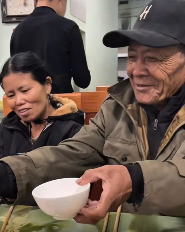 Cụ ông vượt 1.500km gặp bạn gái quen qua mạng rồi rước về luôn: Mối quan hệ hiện tại ra sao? - Ảnh 1.