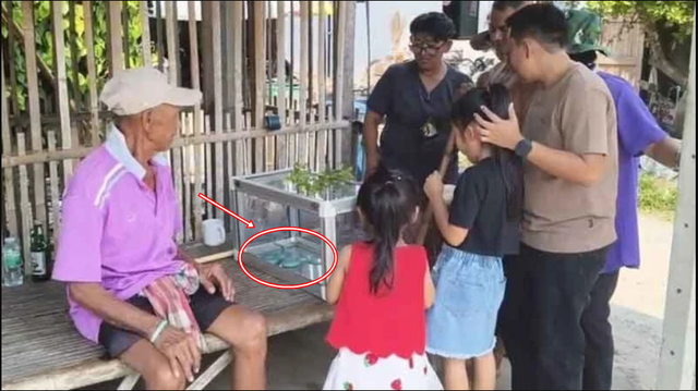 Người phụ nữ bắt rắn xanh lam "cực hiếm", chuyện lạ diễn ra ngay sau đ&oacute; khiến d&acirc;n l&agrave;ng k&eacute;o đến k&iacute;n s&acirc;n - Ảnh 1.