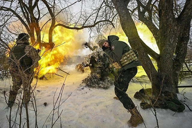 Pháo binh và máy bay không người lái: Vũ khí nào hiệu quả hơn trong năm 2026 - Ảnh 1. Pháo binh và máy bay không người lái: Vũ khí nào hiệu quả hơn trong năm 2026 - Ảnh 1.