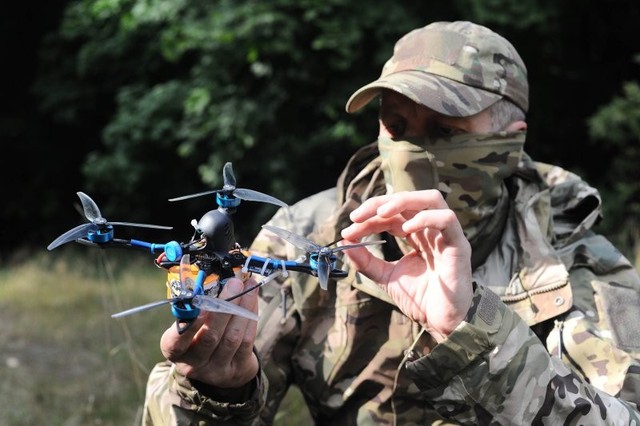 Pháo binh và máy bay không người lái: Vũ khí nào hiệu quả hơn trong năm 2026 - Ảnh 5. Pháo binh và máy bay không người lái: Vũ khí nào hiệu quả hơn trong năm 2026 - Ảnh 5.