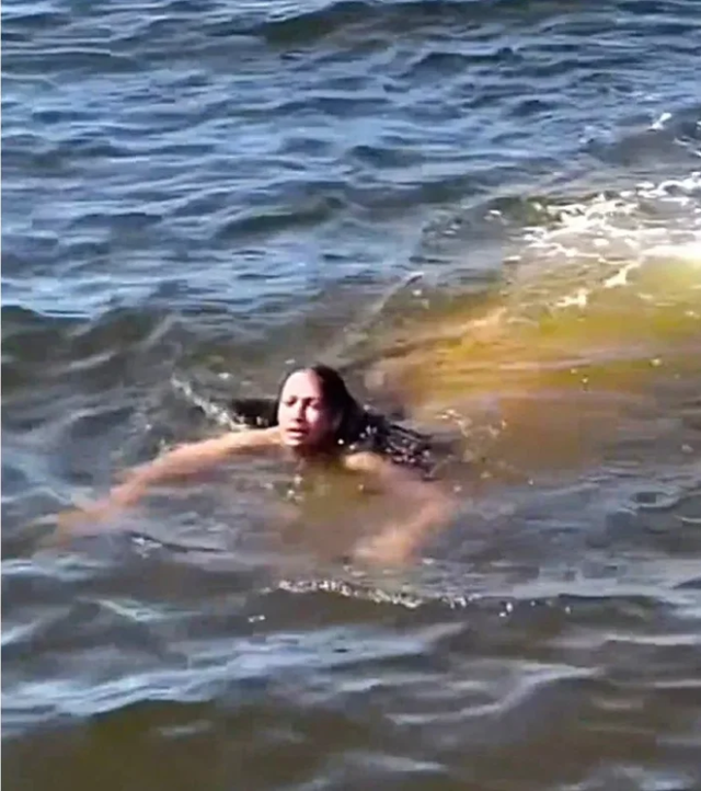 "Thủy quái" lặng lẽ bơi ngay sát người phụ nữ đang tắm sông, chỉ vài chục giây khiến mạng xã hội xôn xao - Ảnh 1.