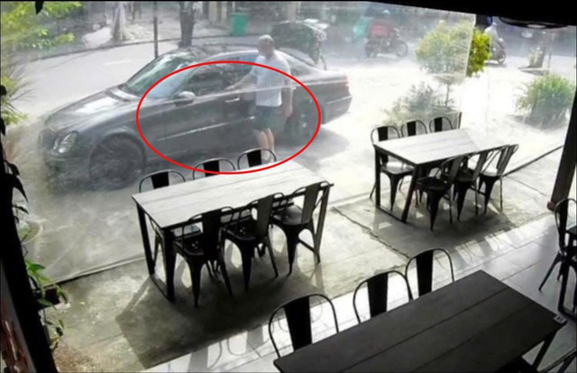 Chiếc Mercedes đỗ ở vỉa h&egrave; bất ngờ &ldquo;bốc hơi&rdquo;, gia chủ check camera th&igrave; ph&aacute;t hiện điều ngỡ ng&agrave;ng - Ảnh 1.