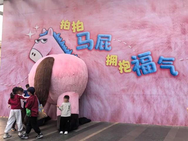 Khách Việt bất ngờ trước cảnh tượng trên đường phố Trung Quốc, nhận xét: "Ai cũng như vậy sao?" - Ảnh 2.