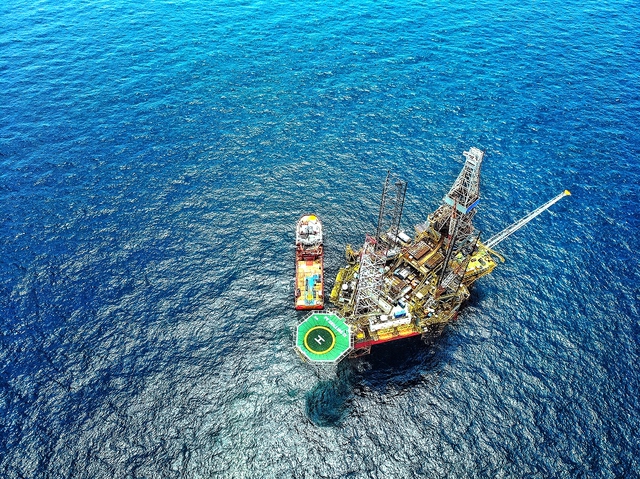 Giàn khoan PV DRILLING VI khổng lồ của Việt Nam vừa "làm nên lịch sử" tại Malaysia - Ảnh 1.