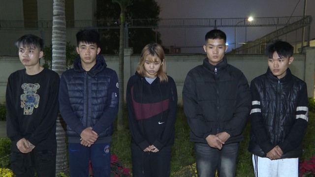 Bắt Phạm Linh Duyên sinh năm 2006 và 4 nam thanh niên - Ảnh 1.