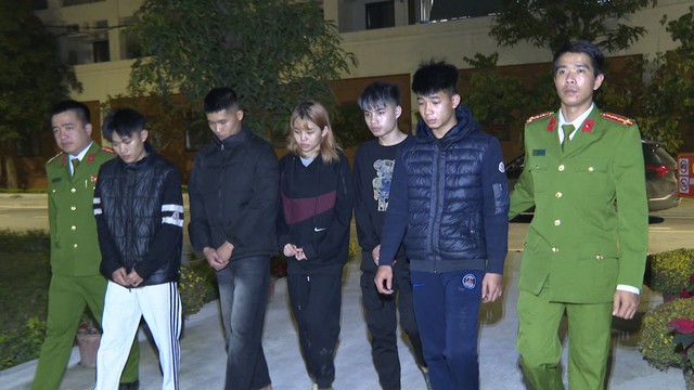 Bắt Phạm Linh Duyên sinh năm 2006 và 4 nam thanh niên - Ảnh 2.