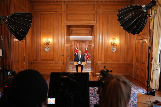 [N&Oacute;NG] Mỹ - Israel kh&ocirc;ng k&iacute;ch Iran: Iran đ&aacute;p trả, ph&oacute;ng t&ecirc;n lửa dữ dội tới 4 căn cứ Mỹ ở Trung Đ&ocirc;ng - Ảnh 1.