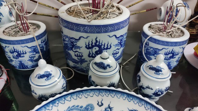 2 thứ quan trọng trên bàn thờ nhưng nhiều người bỏ qua: Không phải bình hoa, khay nước - Ảnh 1.