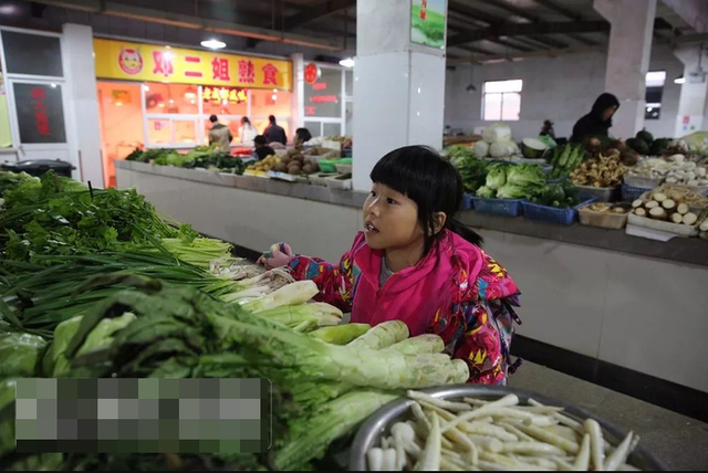 B&eacute; g&aacute;i 13 tuổi ng&agrave;y n&agrave;o cũng cầm đ&uacute;ng 3.800 đồng đi mua rau, chủ tiệm theo d&otilde;i rồi sững sờ trước sự thật - Ảnh 1.