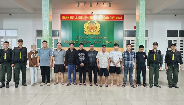 C&ocirc;ng an bắt giữ Trần Quốc Phong v&agrave; 10 người kh&aacute;c, thu giữ nhiều giấy tờ li&ecirc;n quan- Ảnh 1.