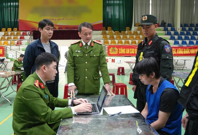 Di lý 68 người trong đường dây lừa đả - Ảnh 3.