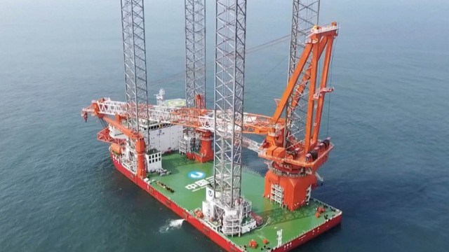 Chiêm ngưỡng "cỗ máy quái vật sức nâng 2.000 tấn" lắp đặt tuabin gió lớn nhất hành tinh - Ảnh 3.