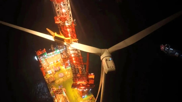 Chiêm ngưỡng "cỗ máy quái vật sức nâng 2.000 tấn" lắp đặt tuabin gió lớn nhất hành tinh - Ảnh 1.