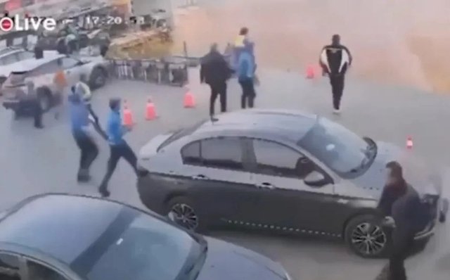 Kinh hoàng: Trạm xăng cùng nhiều người bị "hố tử thần" nuốt chửng trong tích tắc giữa ban ngày - Ảnh 1.