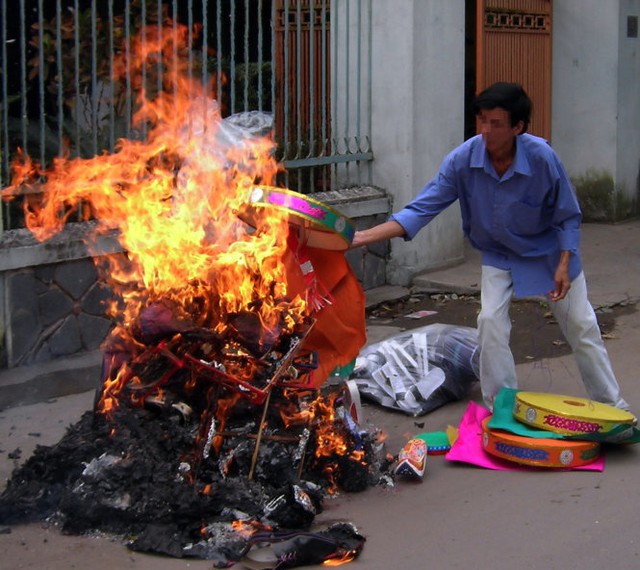 Đốt v&agrave;ng m&atilde; m&agrave; kh&ocirc;ng ch&aacute;y hết c&oacute; sao kh&ocirc;ng? Chuy&ecirc;n gia hướng dẫn c&aacute;ch h&oacute;a giải đơn giản, ai cũng l&agrave;m được - Ảnh 1.
