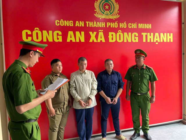 Công an TP.HCM bắt nhiều người sau khi kiểm tra một căn nhà - Ảnh 3.