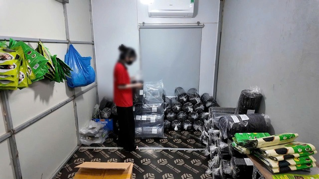 Khám xét đồng loạt trụ sở và kho hàng Công ty DANA FOOD, bắt vợ chồng Giám đốc Đỗ Thị Thùy Trang SN 2000 - Ảnh 2.