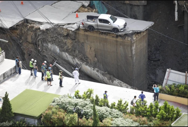 Kinh hoàng trước bệnh viện: "Hố tử thần" sâu 50m, diện tích gần 900m2 xuất hiện, khu vực phải sơ tán gấp - Ảnh 3.
