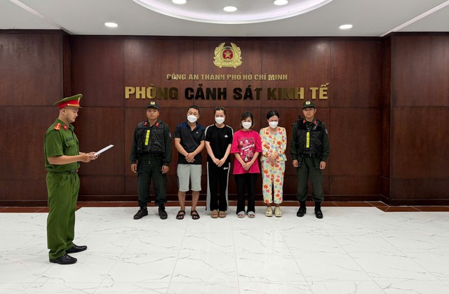 Các tổ công tác đồng loạt khám xét nhiều kho hàng, bắt giữ bà chủ Lê Thị Kim Tuyến và 3 người - Ảnh 1.