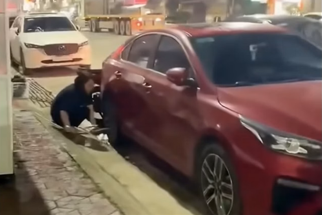 Kh&oacute;a b&aacute;nh &ocirc; t&ocirc; của người kh&aacute;c đỗ trước cửa h&agrave;ng ở Hải Ph&ograve;ng: Người phụ nữ lập tức được mời l&ecirc;n phường - Ảnh 1.