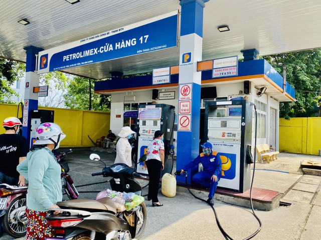 Xăng tăng giá mạnh, người dân mua trích trữ trong thùng, can mang về có bị xử phạt? - Ảnh 2.