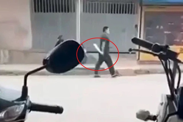 Danh t&iacute;nh đối tượng ch&eacute;m người ở qu&aacute;n cafe rồi cầm hung kh&iacute; đi "dạo phố", nạn nh&acirc;n bị thương nặng - Ảnh 1.