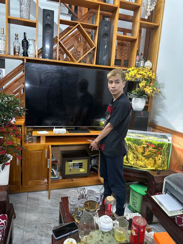 Thi hành Lệnh khám xét chỗ ở, tạm giữ sinh viên Thân Văn Nam - Ảnh 2.