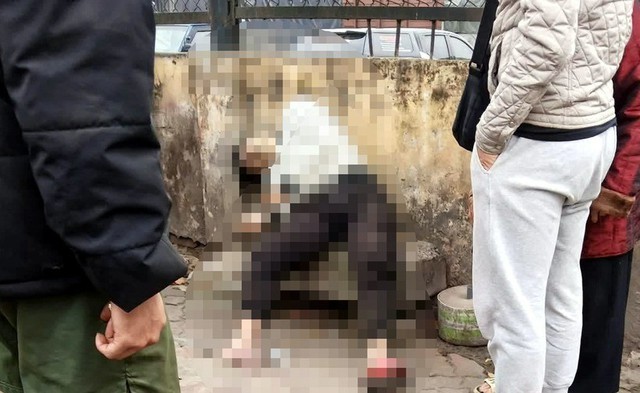 Người đ&agrave;n &ocirc;ng 42 tuổi tử vong tr&ecirc;n vỉa h&egrave; H&agrave; Nội: Đ&atilde; r&otilde; nguy&ecirc;n nh&acirc;n ban đầu - Ảnh 1.