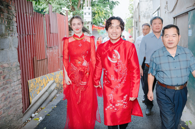 Cô gái Đức xinh đẹp lấy chồng Hưng Yên, ngỡ vàng vì thấy có 900 khách đến dự, cả xóm xuýt xoa khen 1 câu - Ảnh 2.