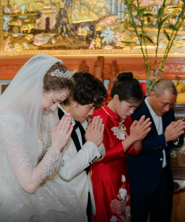 Cô gái Đức xinh đẹp lấy chồng Hưng Yên, ngỡ vàng vì thấy có 900 khách đến dự, cả xóm xuýt xoa khen 1 câu - Ảnh 3.