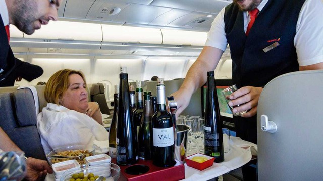 Cảnh tượng hành khách uống bia, ăn nhậu trên máy bay: Có vi phạm quy định? Thì ra nhiều người chưa biết - Ảnh 3.